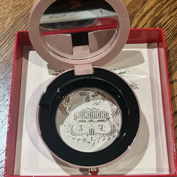 Christian Louboutin
Teint Fetiche La Poudre Powder Case W/Charm - Picture 8 of 9